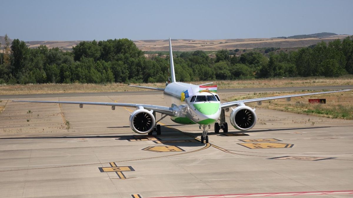 Llegada del primer avión de Binter a La Rioja.