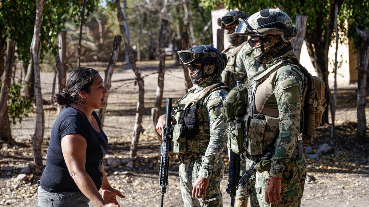 Una mujer protesta ante unos soldados en marzo tras un operativo del ejército en Sinaloa (México).