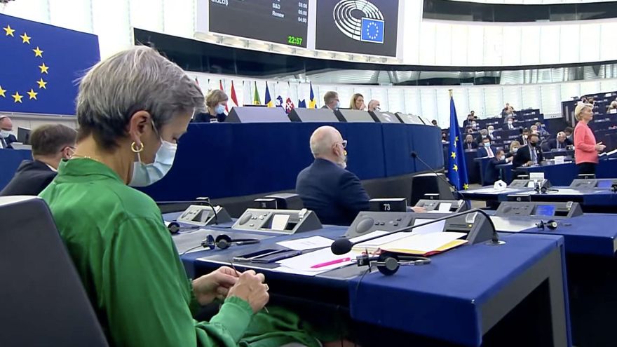 Agujas y lana para el discurso del estado de la Unión: dos comisarias europeas tejen mientras habla Von der Leyen en la Eurocámara