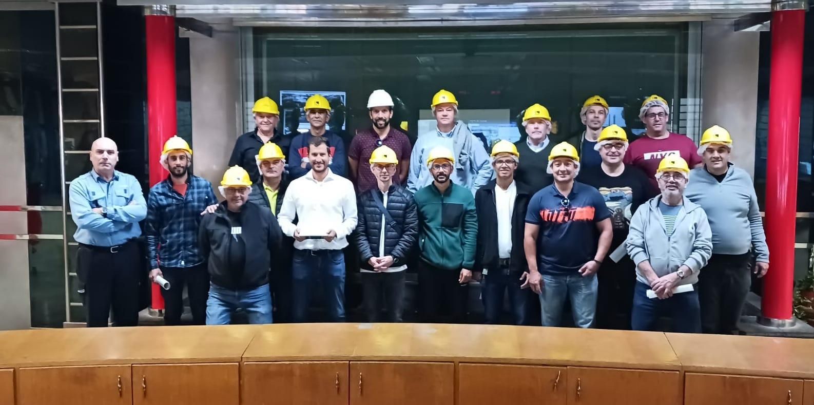 Grupo de alumnos y profesores durante la visita a la central Las Candelarias.