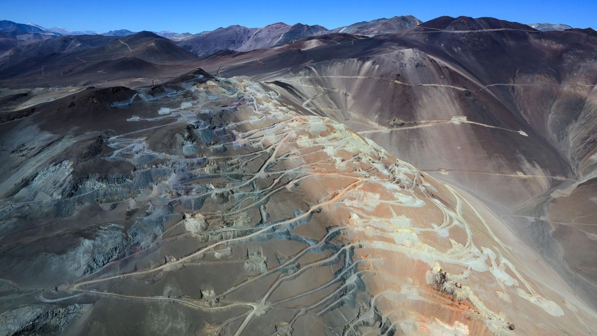 Otra toma aérea de proyectos mineros donde se observan aperturas de caminos, remoción de suelo y delimitaciones para futuras tareas exploratorias en San Juan. Foto: cortesía Martín Katz/Greenpeace