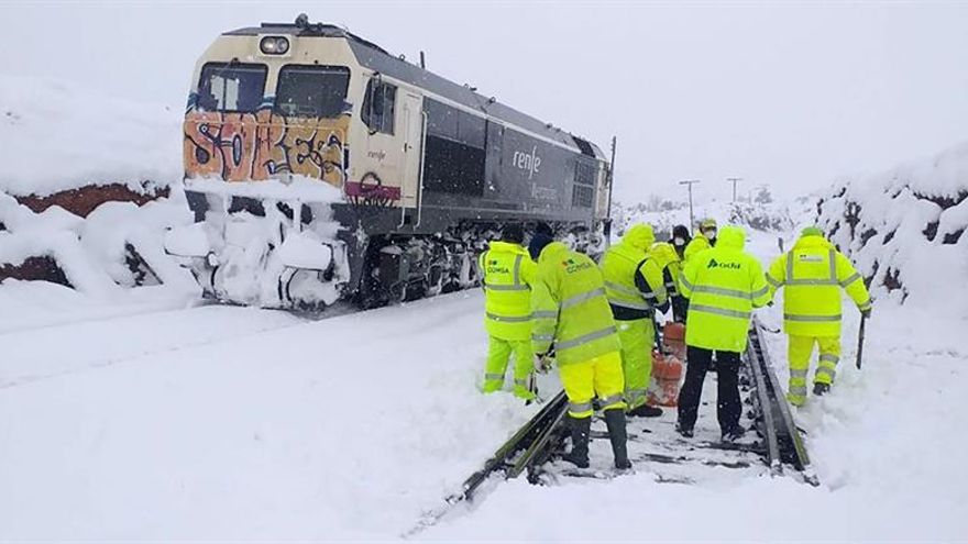 Vista de los trabajos de retirada de la nieve en vías Teruel, tras el paso de la borrasca Filomena