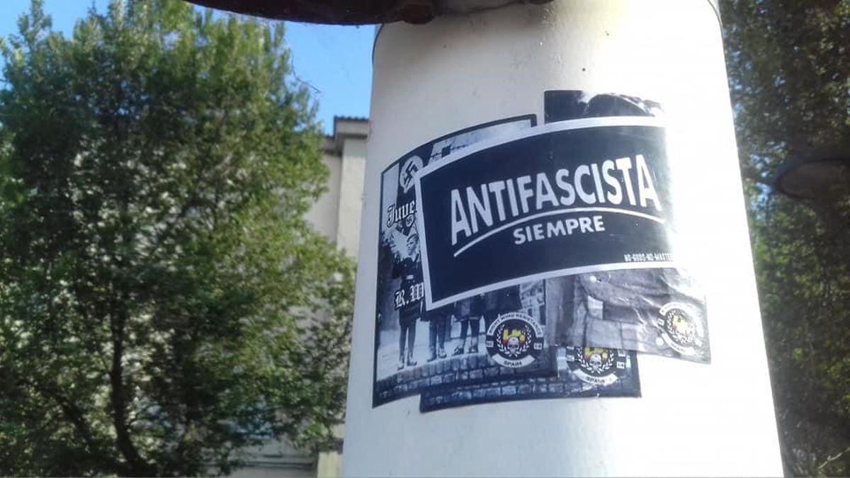 Una de las pegatinas colocadas sobre otras de contenido nazi