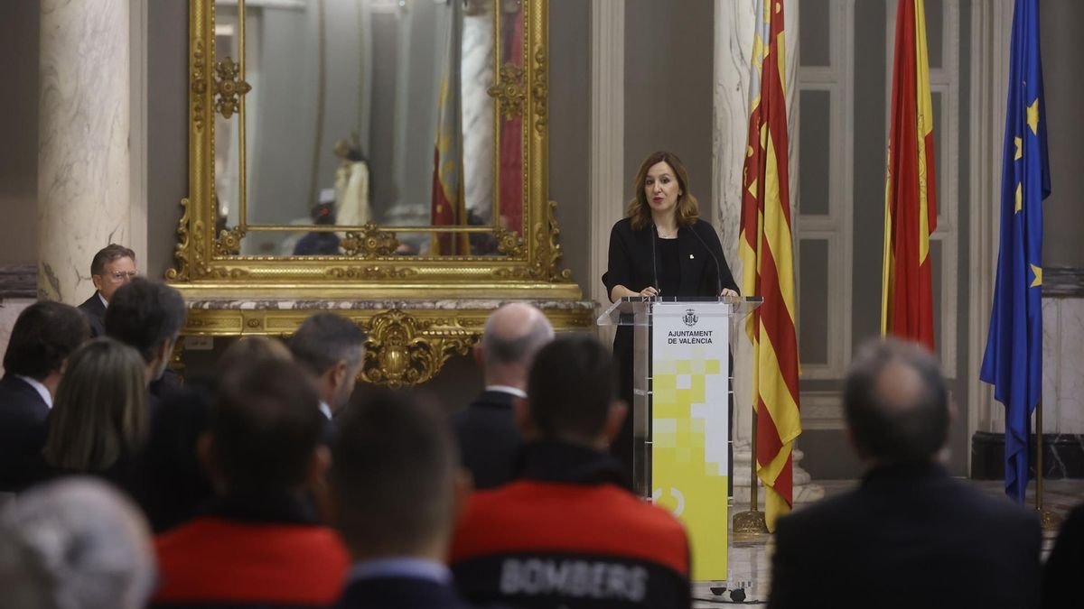 La alcaldesa de València, Maria José Catalá, en el pleno del Ayuntamiento de que envía el pésame oficial a los familiares de las víctimas del incendio en Campanar.