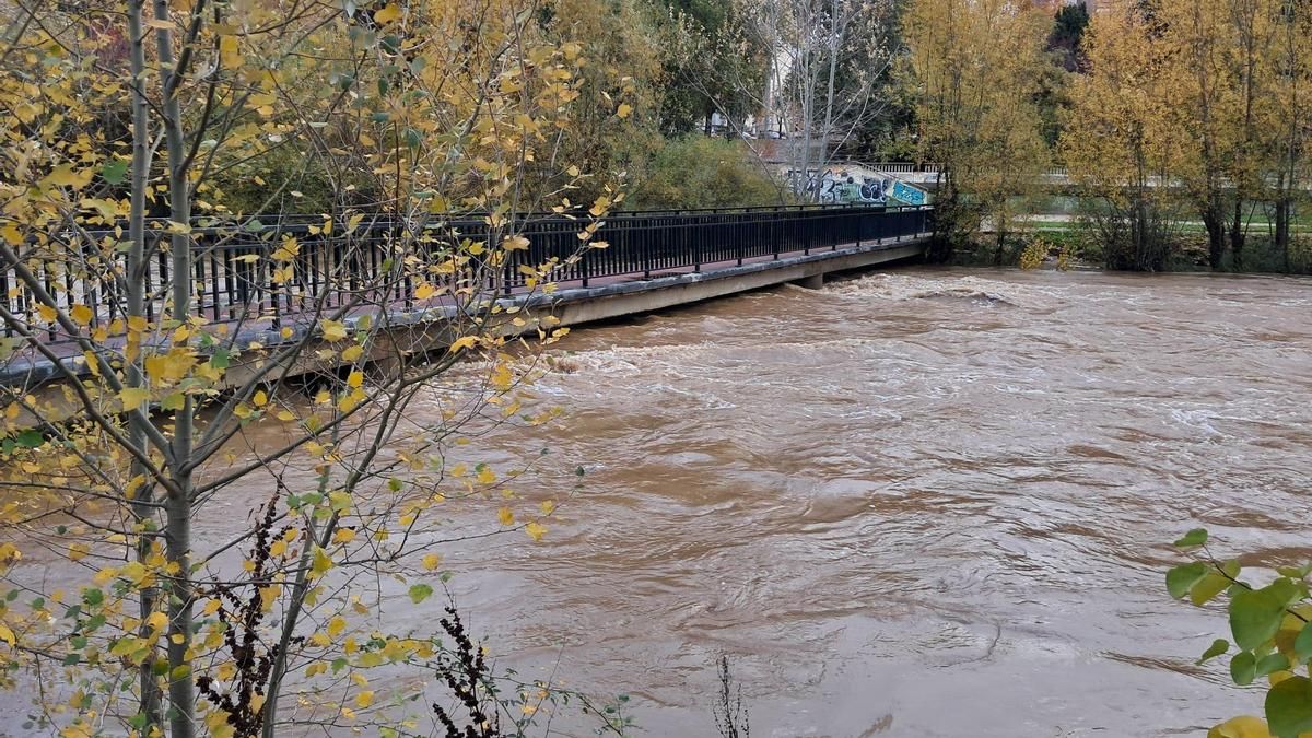 Pasarela cerrada por seguridad sobre el Bernesga en León por el alto caudal del río.