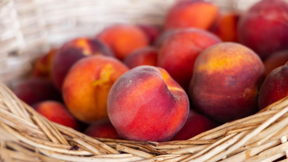 Una cesta de melocotones.