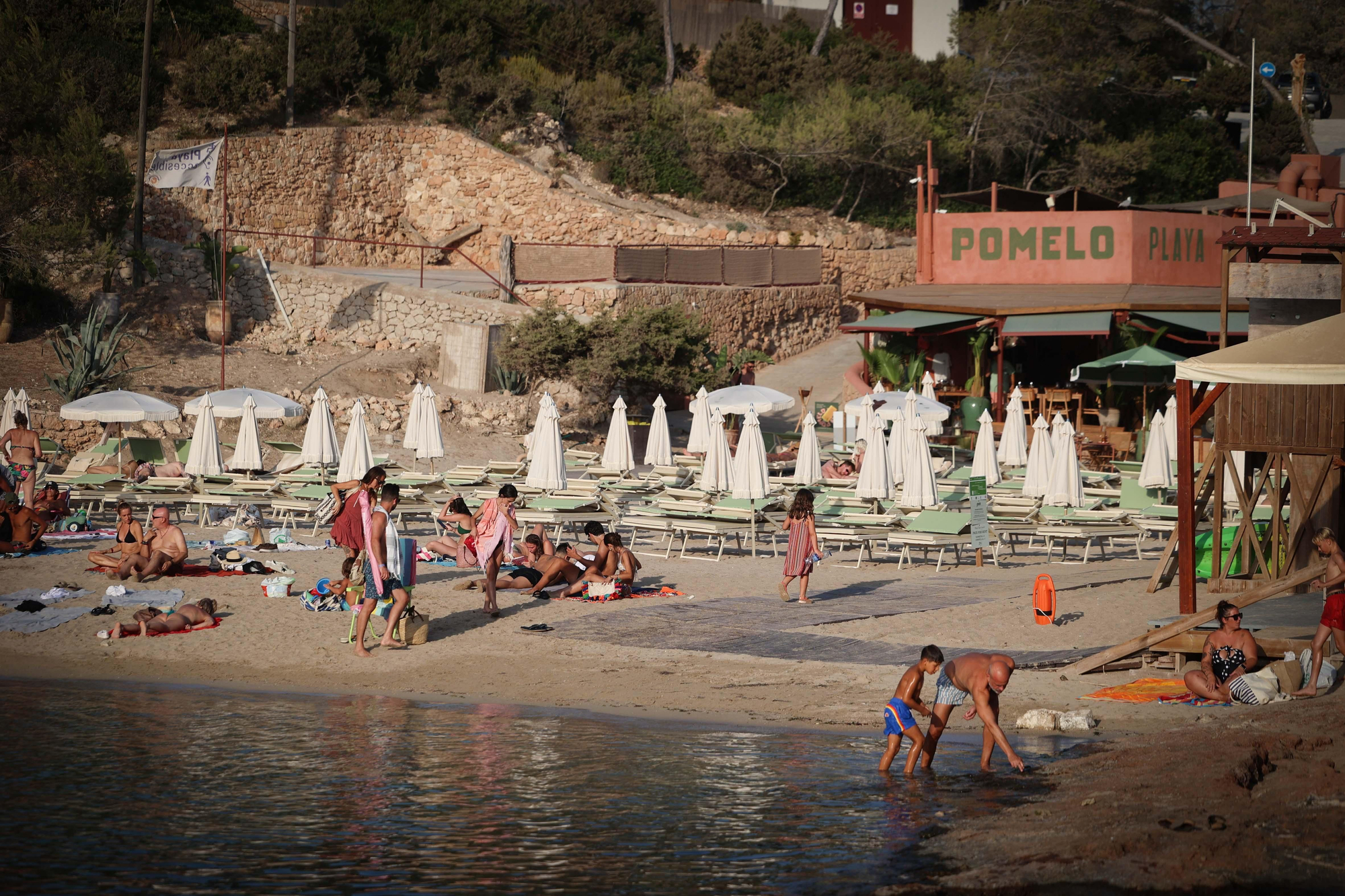 La cala, vista desde la zona rocosa del litoral suroeste de la isla