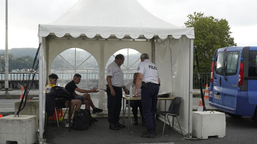 Detienen a un hombre que traficaba con hasta doce migrantes cada día en la frontera con Francia