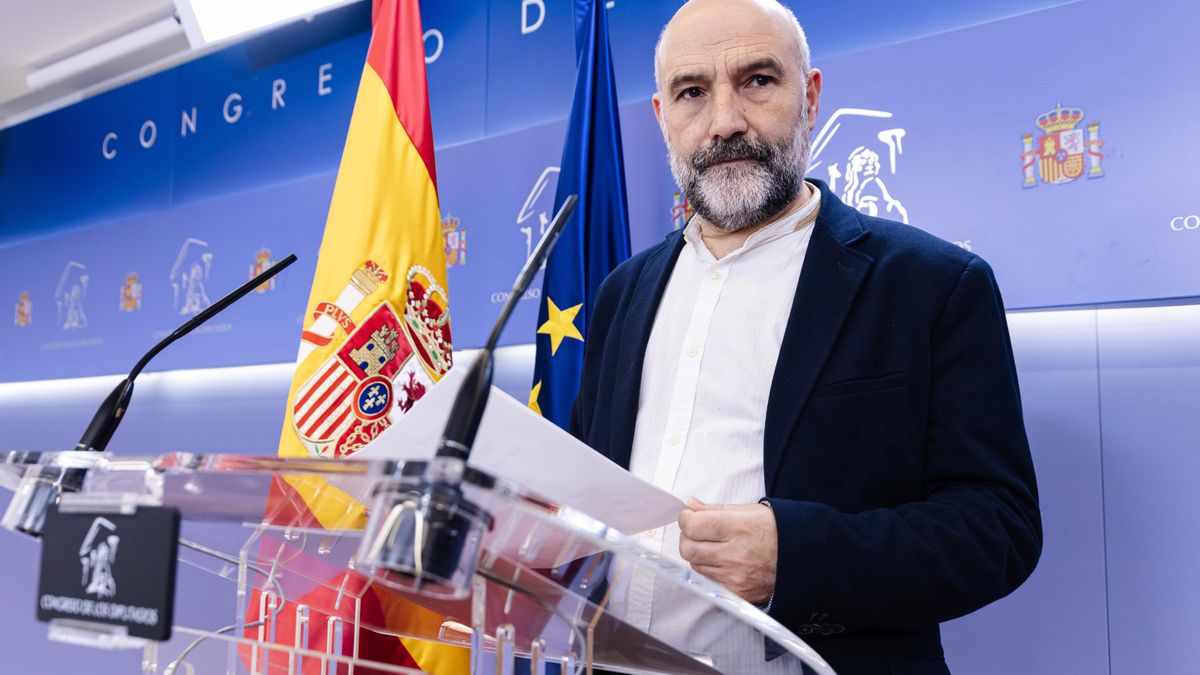 El diputado de BNG Néstor Rego durante una rueda de prensa anterior a la reunión de la Junta de Portavoces, en el Congreso de los Diputados, a 30 de enero de 2024, en Madrid (España).
