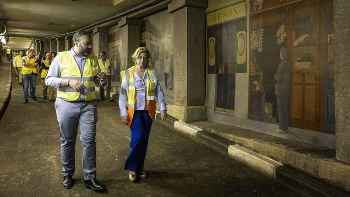 Una visita a los trabajos de rehabilitación por parte del concejal de Centro, Carlos Segura, y la concejala de Obras, Paloma García Romero