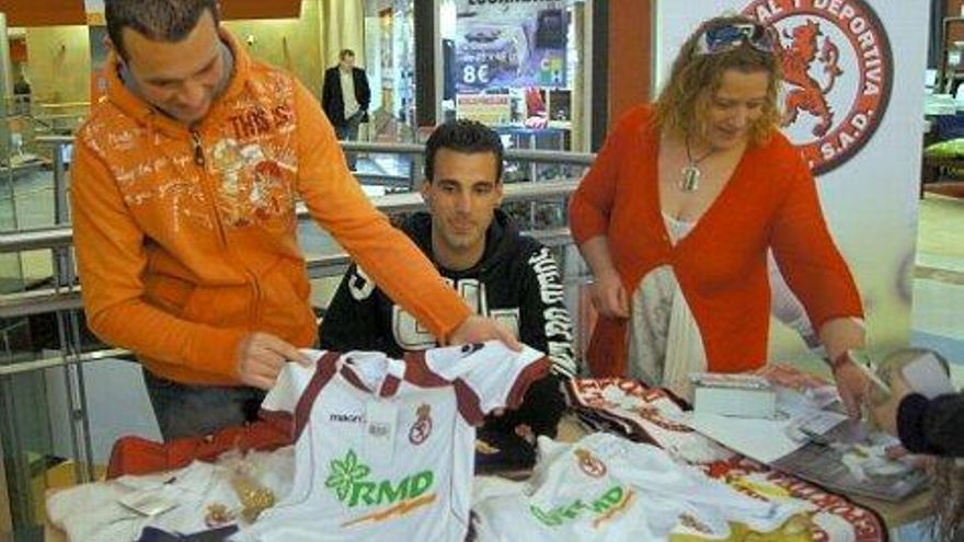 Diego Calzado y Murci en el stand de la Cultural Leonesa en Espacio León.