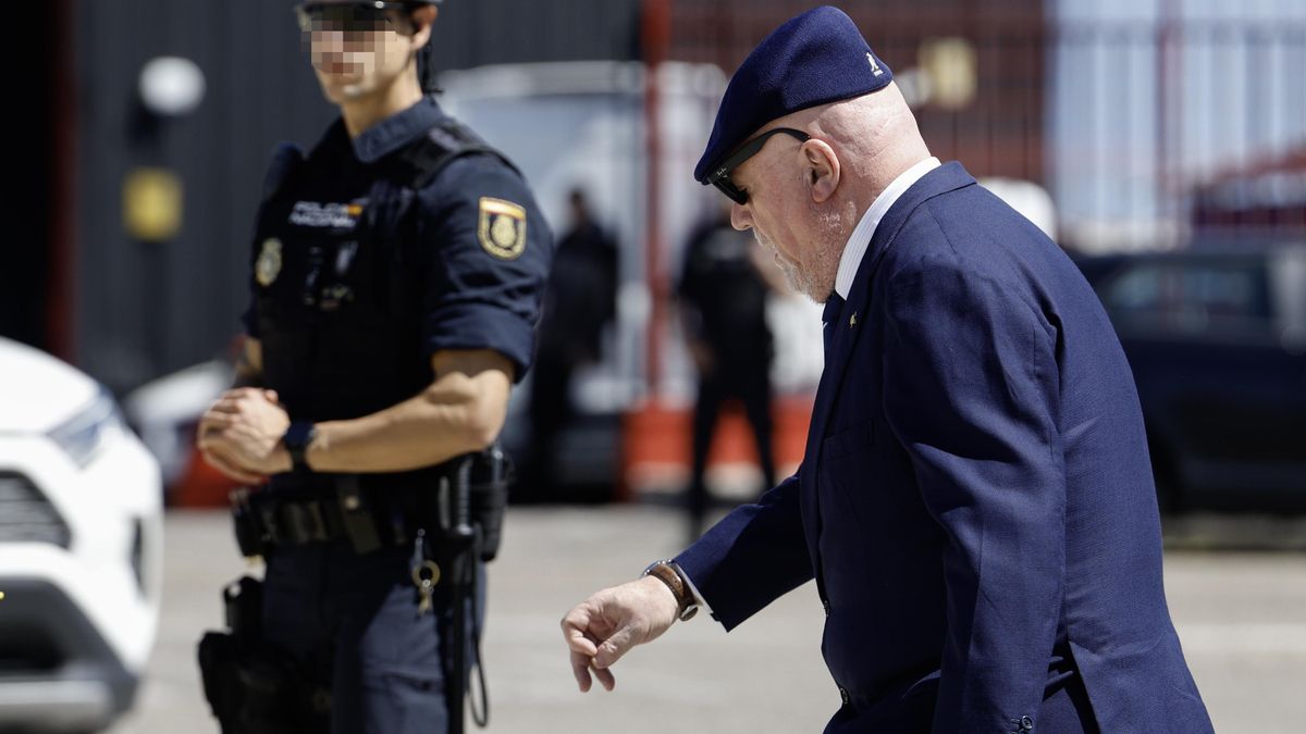 Imagen de archivo del excomisario José Manuel Villarejo, a su salida de la sede de la Audiencia Nacional en San Fernando de Henares (Madrid), donde se juzga el caso Kitchen. EFE/ Javier Lizon