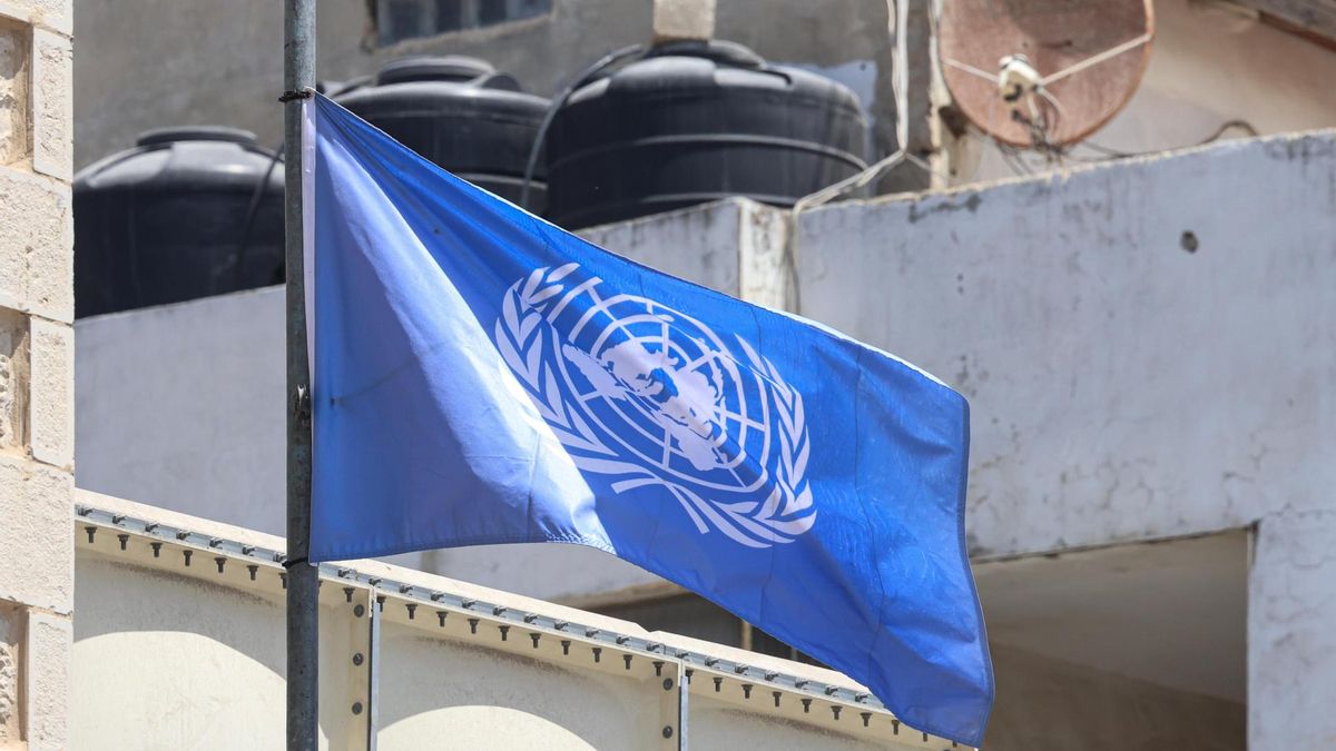 Imagen de archivo de una bandera de la UNRWA, la agencia de la ONU para los refugiados palestinos, en Jerusalén Este.