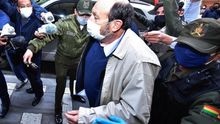 El exminsitro de Salud de Bolivia Marcelo Navajas (d) fue registrado este viernes al ser conducido a una audiencia cautelar, por su presunta participación en el proceso de contratación para la compra de respiradores a una empresa en España, en La Paz (Bolivia).