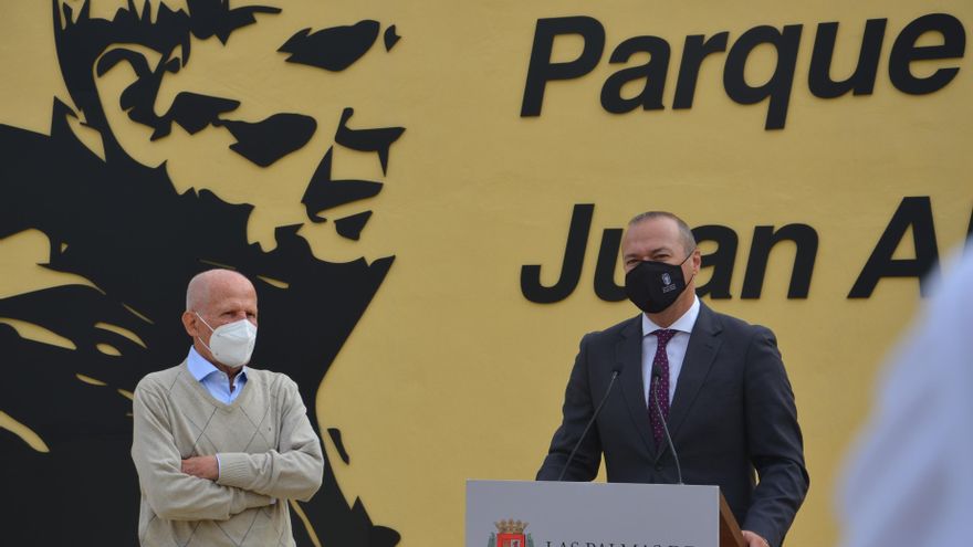 Juan Alemán Cáceres y el alcalde de Las Palmas de Gran Canaria, Augusto Hidalgo, en el homenaje al dirigente