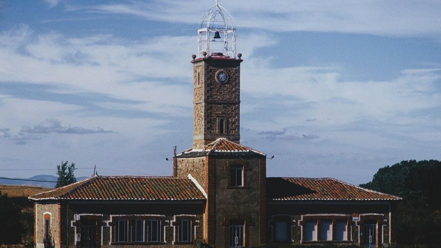 El pueblo maragato que celebra el centenario de sus escuelas, levantadas por los vecinos con carros, donaciones y trabajo comunal
