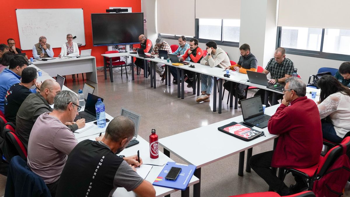 Emergencias de la Generalitat ultima una oferta de 396 plazas de bomberos forestales para implantar el servicio de 24 horas