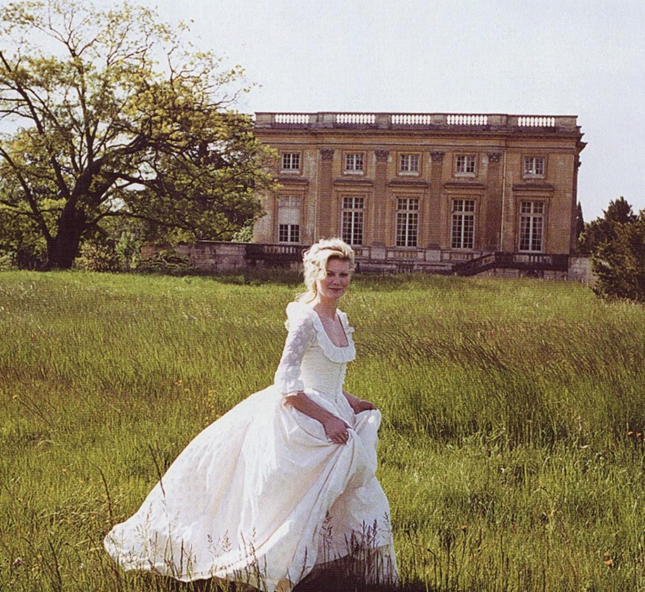 La intérprete de María Antonieta paseando frente al Petit Trianon, su refugio