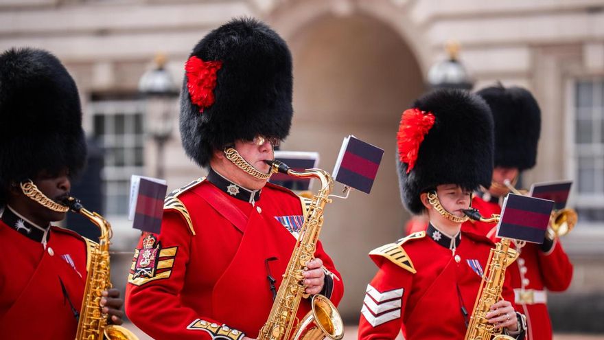 El cambio de guardia de Buckingham homenajea a Dolly Parton con una versión de '9 to 5'