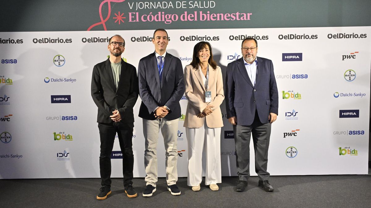 Daniel Sánchez, periodista de Sociedad de elDiario.es; Daniele Candini, director médico de Oncología en España de Daiichi Sankyo; Pilar Garrido López, jefa del Servicio de Oncología Médica del Hospital Universitario Ramón y Cajal; César Hernández, director general de Cartera Común del SNS y Farmacia del Ministerio de Sanidad