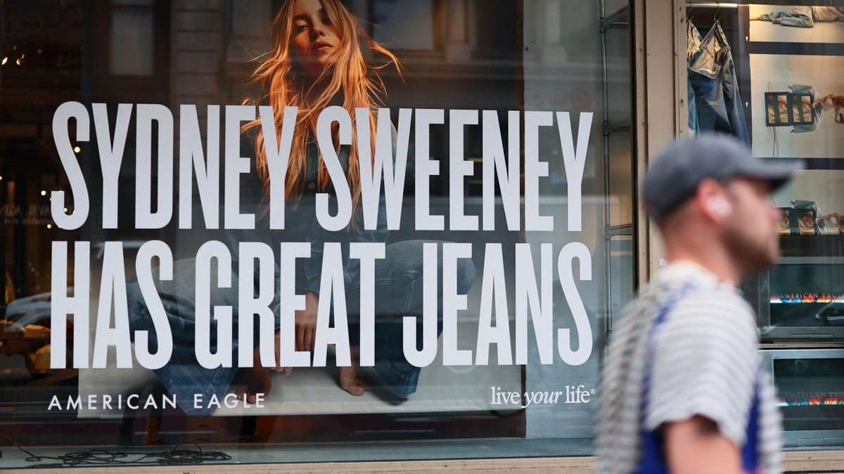 Escaparate de la actriz Sydney Sweeney en una ventana de una tienda American Eagle en la ciudad de Nueva York.