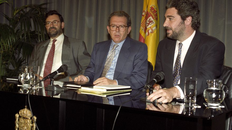 El ministro para las Administraciones Públicas, Mariano Rajoy; el ministro de Defensa, Eduardo Serra, y el secretario de estado para la Comunicación, Miguel Ángel Rodríguez, en una rueda de prensa posterior a un consejo de ministros.