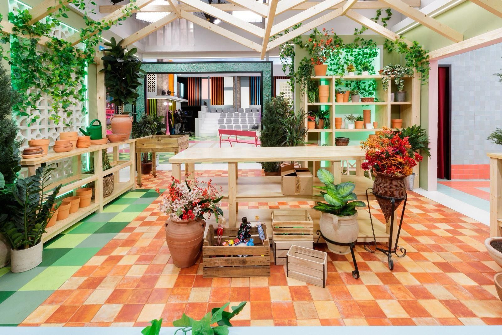 Así es el plató de 'La familia de la tele' en RTVE, que emula a un barrio con distintos ambientes y decorados