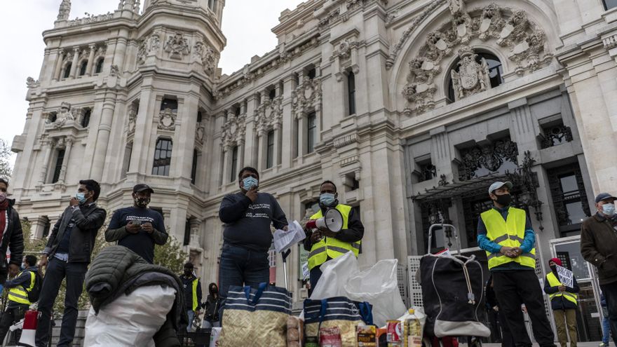 Protesta de la asociación Valiente Bangla frente al Ayuntamiento de Madrid