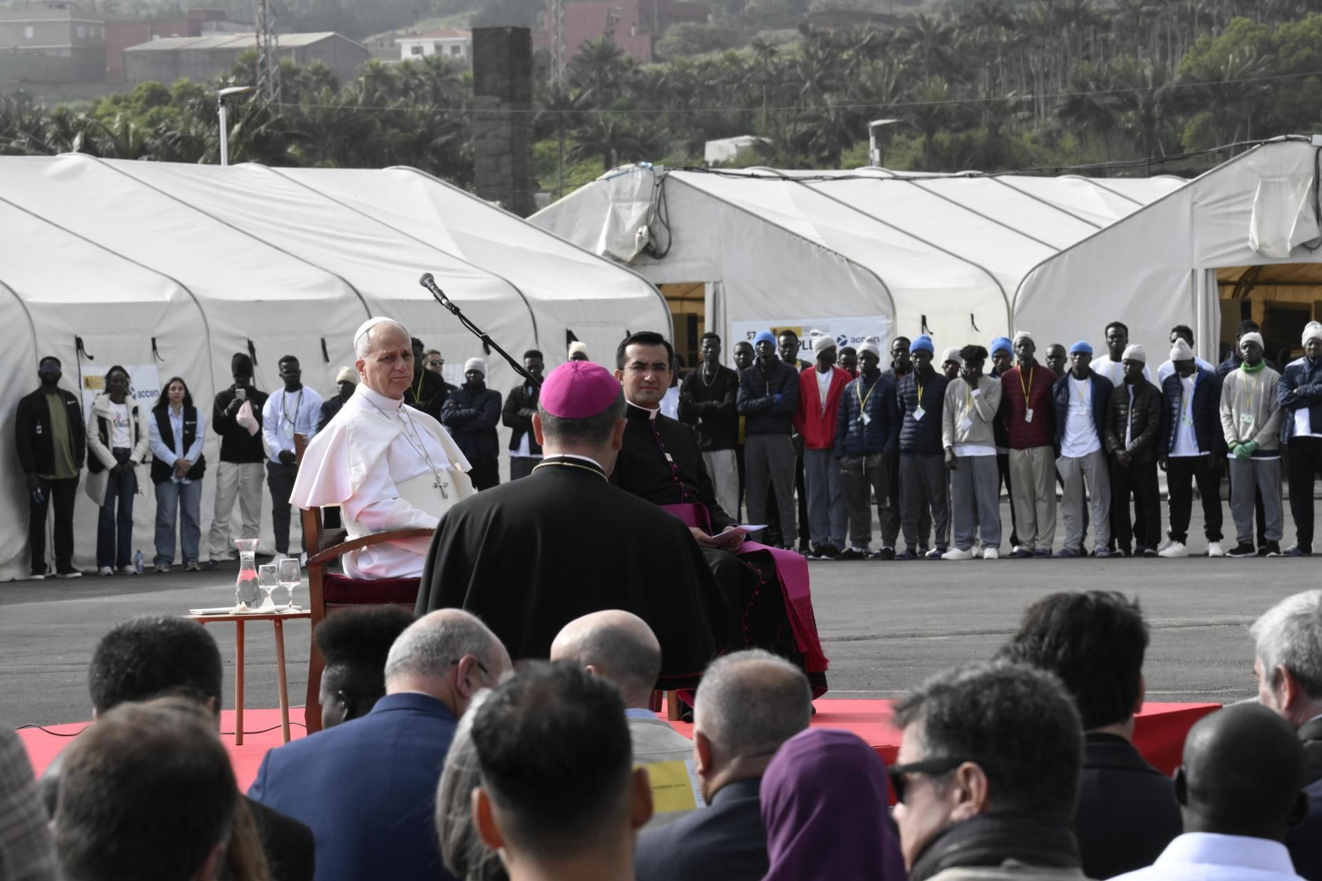 El papa León XIV, en el centro de primera acogida Las Raíces de Tenerife.