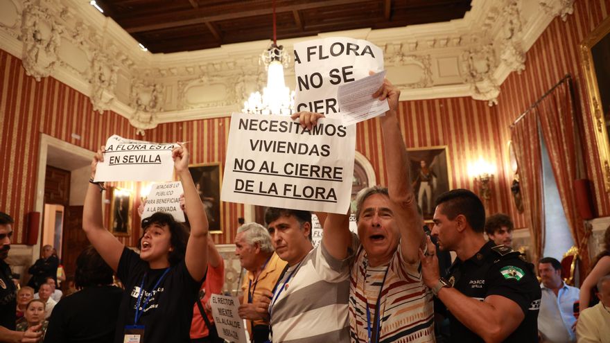 La defensa de la residencia de las Tres Mil Viviendas irrumpe en el Ayuntamiento: "No puede ser privatización o cierre"