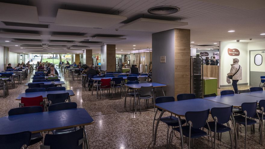 Una cámara instalada en la cafetería del Hospital de Bellvitge pone en alerta a los trabajadores: “Nos sentimos controlados”