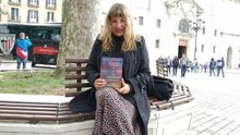 La autora de 'Doce balas en el alma' sobre el atentado del agente local Francisco Ruiz llama a los vascos a reinventarse