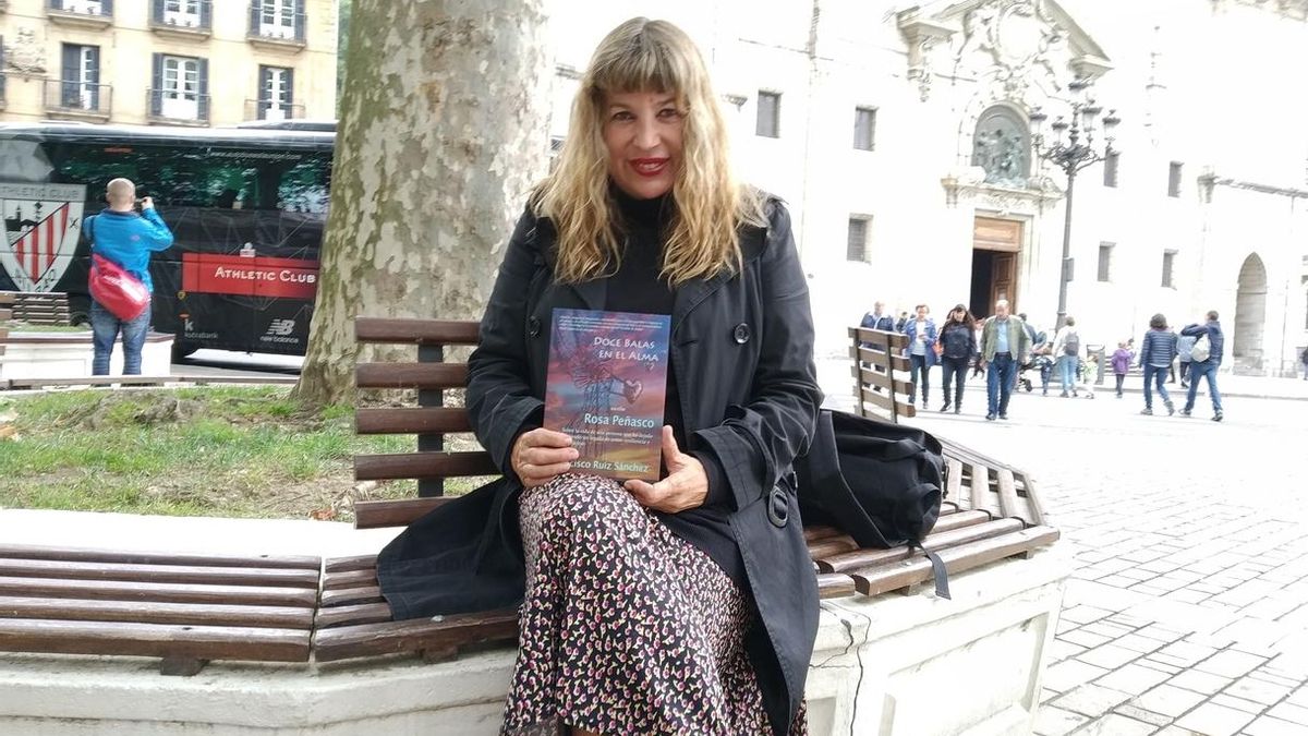 La autora de 'Doce balas en el alma' sobre el atentado del agente local Francisco Ruiz llama a los vascos a reinventarse