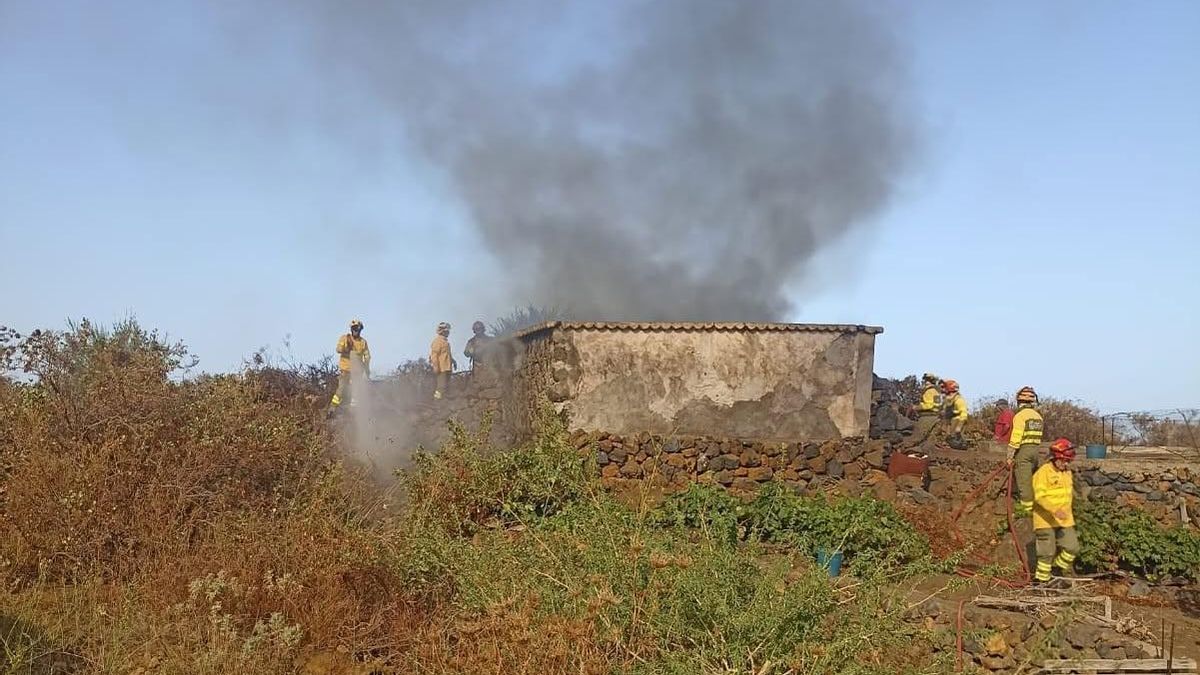 Bomberos La Palma y Medio Ambiente extinguen un incendio en un pajero en Villa de Mazo