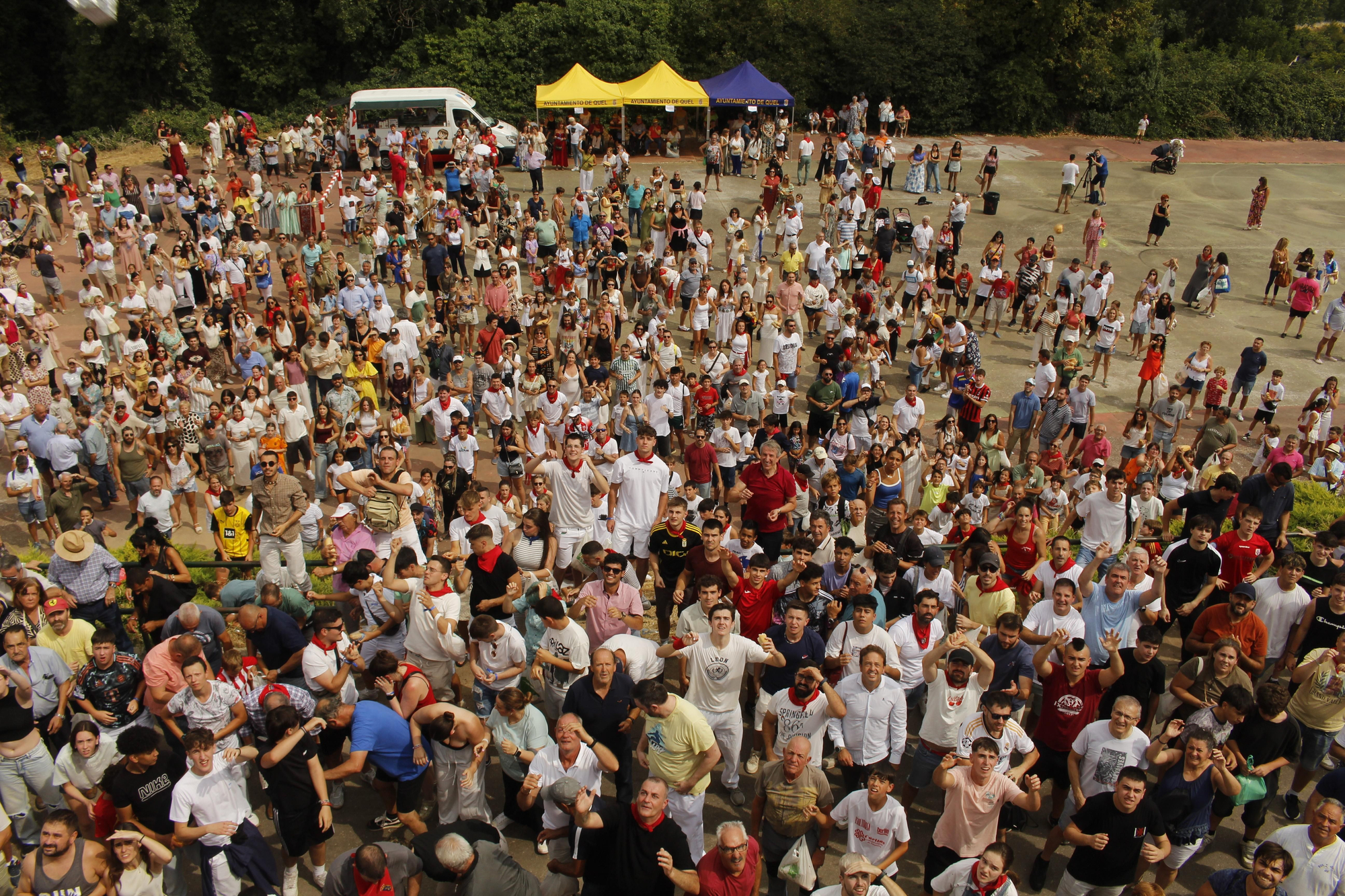 Los panes y los quesos vuelan desde la ermita de Quel para cumplir con una tradición de más de 500 años