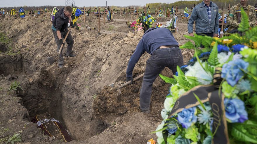 Entierro del soldado ucraniano Mykola en el cementerio militar de Dnipro (Ucrania) el 4 de mayo. EFE/Miguel Gutiérrez