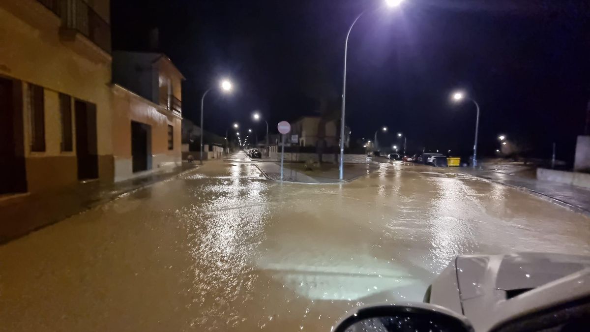 Varias calles de Castro del Río, inundadas