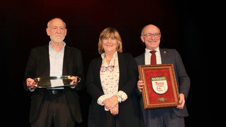 Mardones, el gato en la cortina