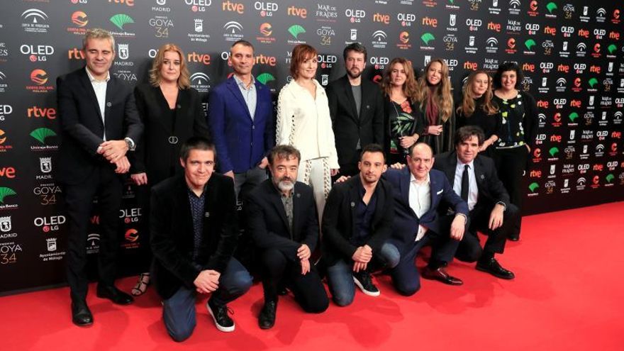 El reparto de "Mientras dure la guerra" (Abajo, izq-der); Juanma Nogales, Santi Prego, Alejandro Amenábar, Karra Elejalde y Eduard Fernández; junto a (arriba, izq-der) Sonia Grande, Alejandro Hernández, Nathalie Poza, Nacho Díaz, Ana López-Puigcerver, Ainhoa Santamaría, Belén López-Puigcerver, Carolina Martínez, en el photocall de la fiesta de nominados de la 34 edición de los Premios Goya en Madrid.