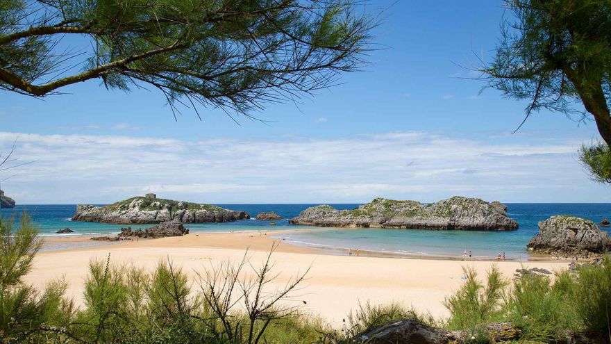 La ruta trascurre desde la playa de Ris a la playa de Trengandín.