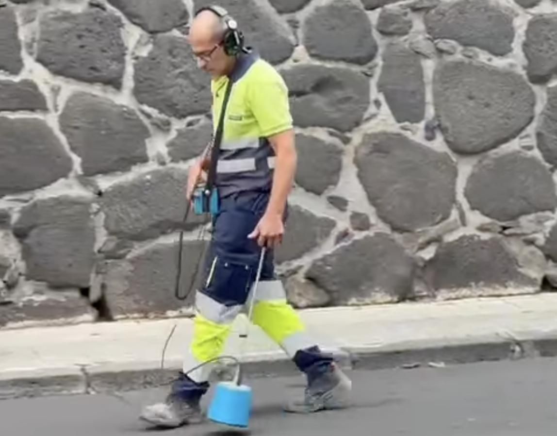 Un técnico de Canaragua, en la calle José López, con el geófano con el que se ha localizado la avería en la red de abastecimiento.