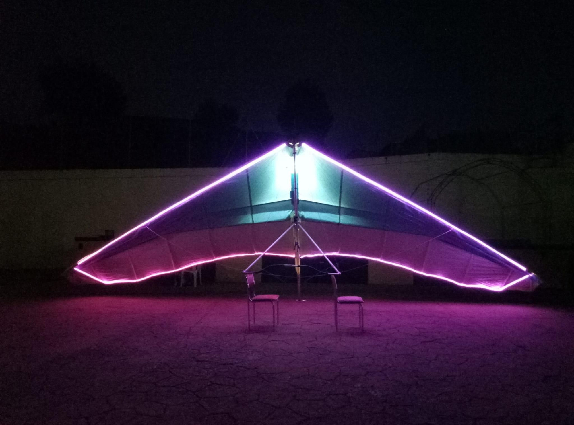 Ala delta con luces LED