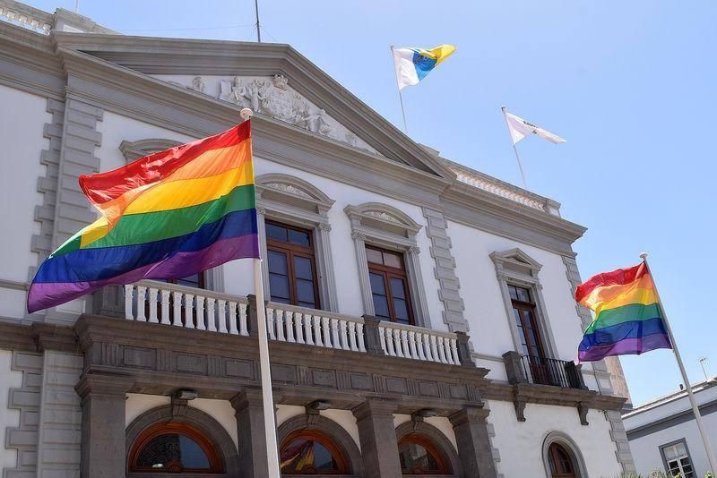 El Ayuntamiento de Santa Cruz de Tenerife iza la bandera LGTBI en 2017 en dos mástiles externos colocados sobre la acera