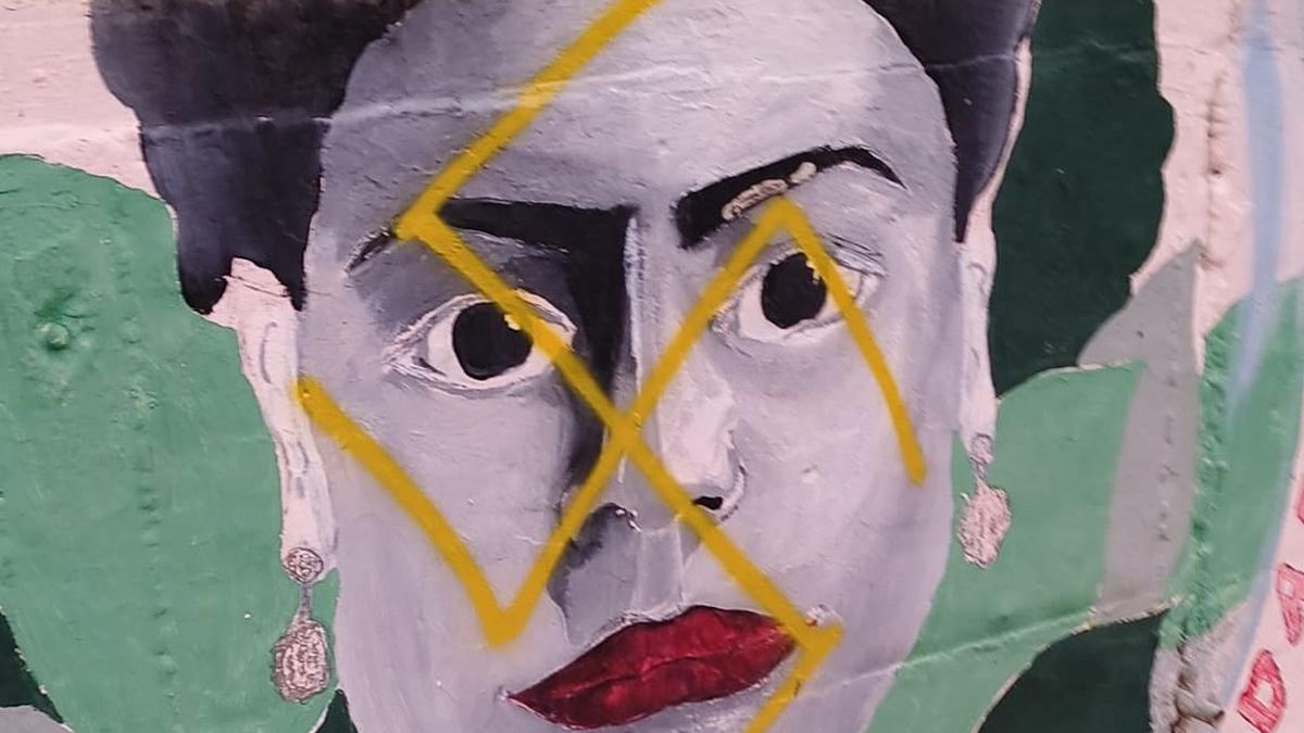 "Zona nazi": varios murales de Alcalá del Río, en Sevilla, aparecen vandalizados con símbolos fascistas