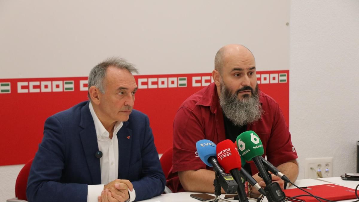 El portavoz de IU en el Congreso y diputado de Sumar por Córdoba, Enrique Santiago (izqda) en la sede de CCOO en la capital cordobesa.