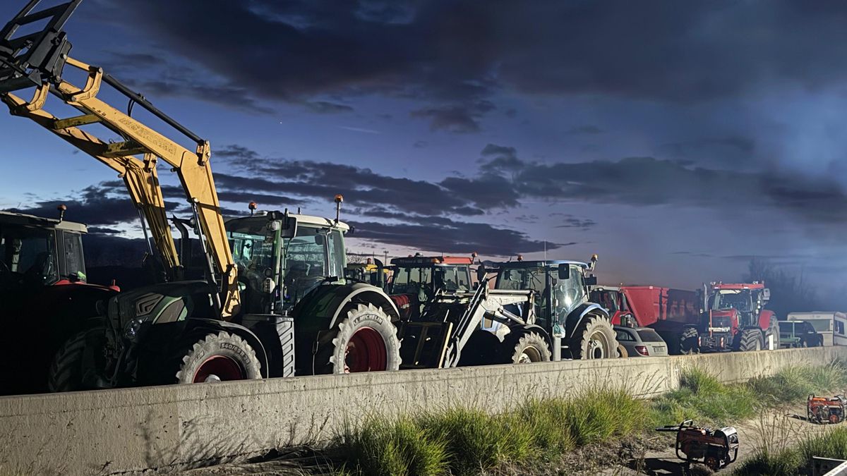 Decenas de agricultores cortan con sus tractores la AP-7 en Girona contra el acuerdo con Mercosur