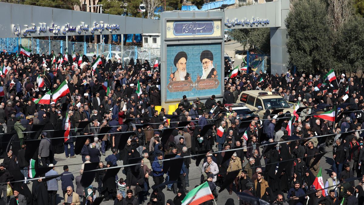 Miles de fieles rezan en la mezquita Mosala en rememoración al difunto líder supremo de Irán Alí Jameneí. 