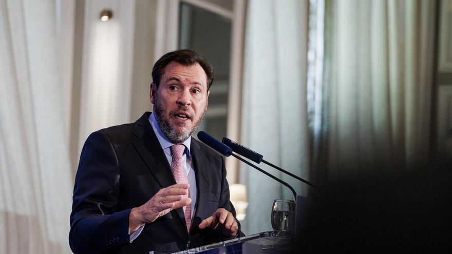 El ministro de Transportes y Movilidad Sostenible, Óscar Puente, interviene durante un desayuno informativo de Fórum Europa, en el hotel Mandarin Oriental Ritz, a 26 de octubre de 2026, en Madrid (España).