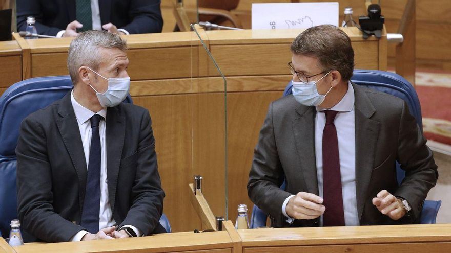 El presidente de la Xunta, Alberto Núñez Feijóo, charla con el vicepresidente Alfonso Rueda en el Parlamento de Galicia
