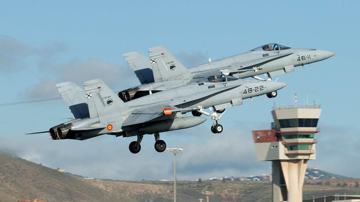 Dos cazabombarderos F-18 del Ejército del Aire despegando de la base aérea de Gando, en Gran Canaria. EFE